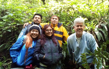 380En-la-zona-del-Ajusco-el-doctor-Sigfrido-Sierra-y-alumnos.jpg