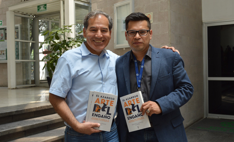 800Gerardo-Herrera-y-Eduard-de-la-Cruz-Burelo-después-de-la-presentación-del-libro.jpg