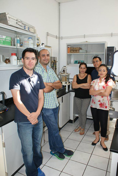 Investigadores del Laboratorio de Agrobiotecnologia