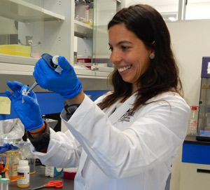 Dra.-María-Clara-Arteaga-en-laboratorio.-Imagen-cortesía-2.jpg