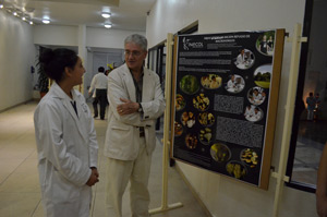 Martin Aluja retroalimentando a una estudiante