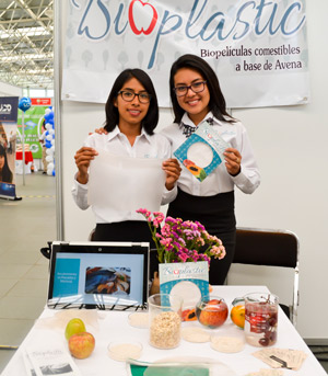 Marlen Hernandez y Esbeydhy Oyuky presentan la biopelicula de avena. 2