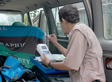 Biologo Arturo Bayona realiza analsis de agua en campo2916