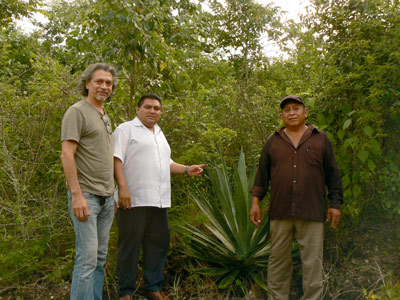 J C Trejo en compania del Profesor Antonio Pacheco interprete y guia y el Sr. Daniel May0416