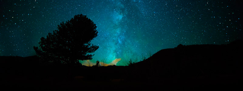 banner por el derecho cielo oscuro