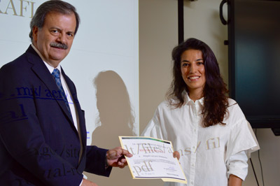 Mario Arreola Director de revista Hacia el espacio de la Agencia Espacial Mexicana entregando reconocimiento a Abigail Lazcano Villalpando