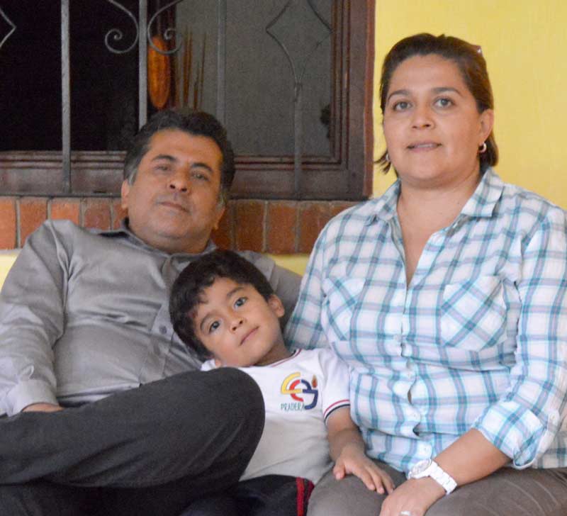 Rosaura Aparicio Gabriel Guillen e hijo